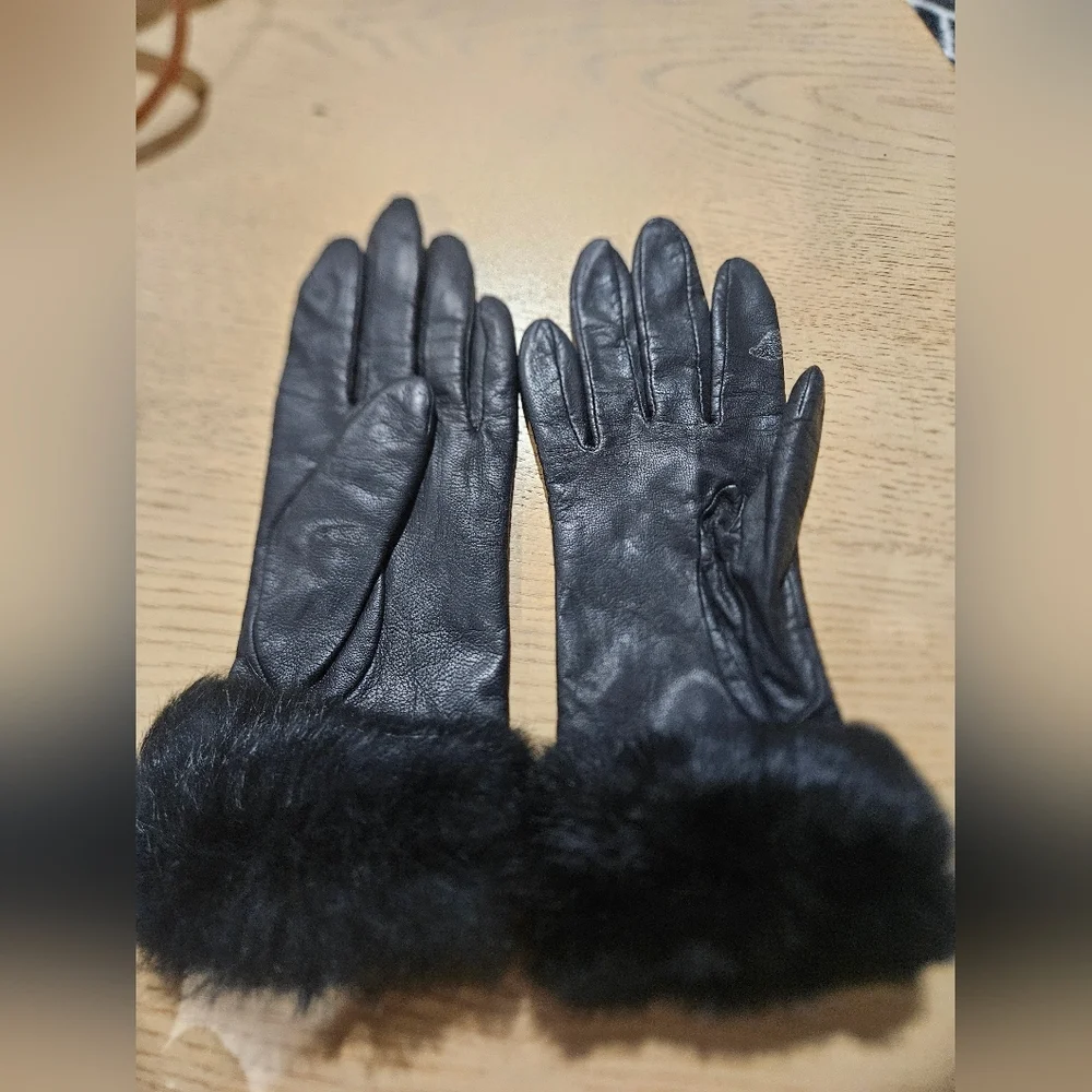 Wilsons Leather Genuine Leather Gloves with Fur Cuff – Size S/M